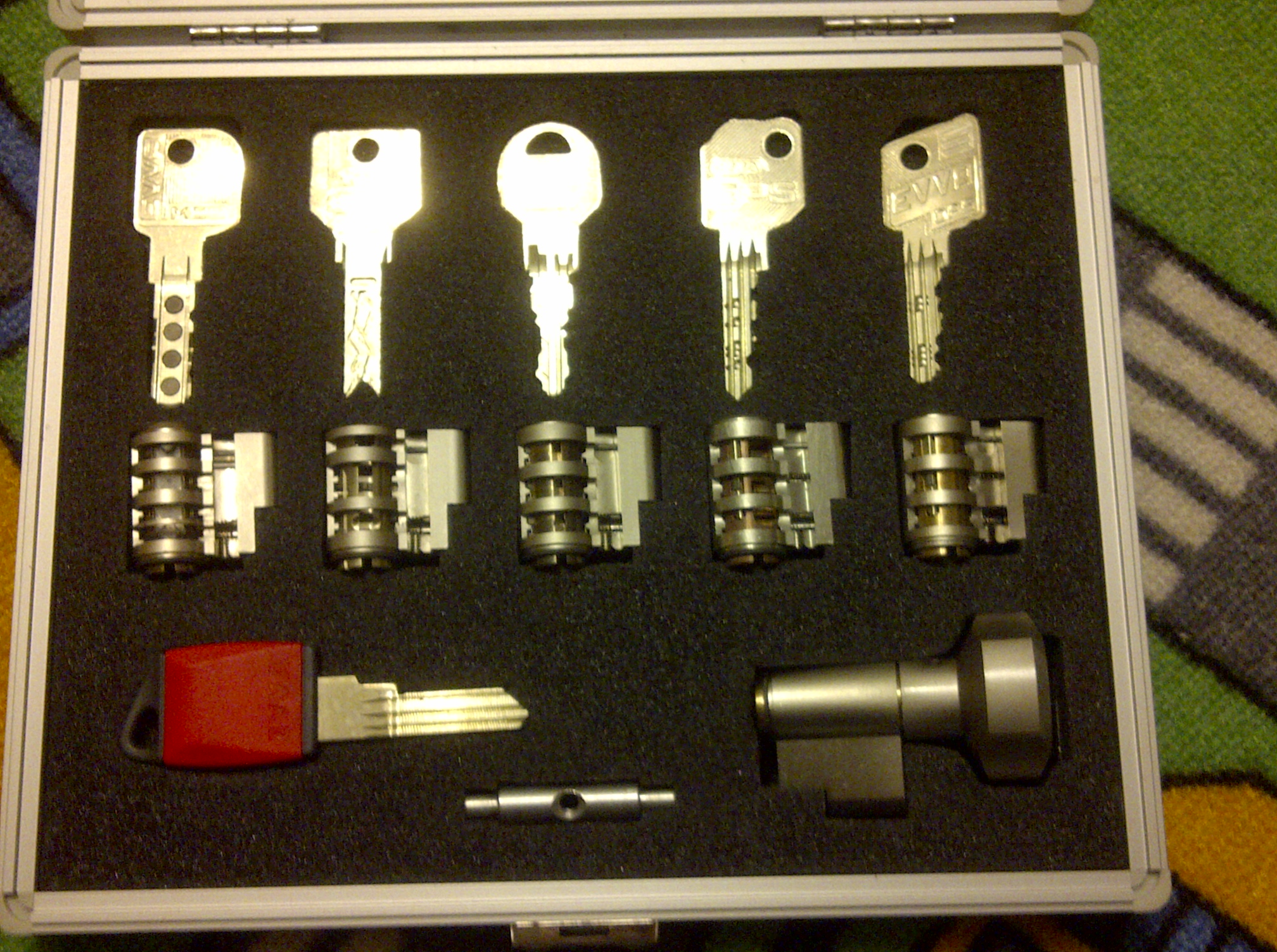 The contents of the nice case Click to make huge!